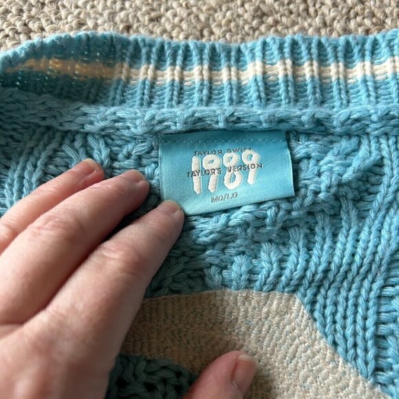 Swiftie 1989 TV Taylor's Version Blue Cardigan M/L - Cozy & Collectible! - Picture 5 of 10